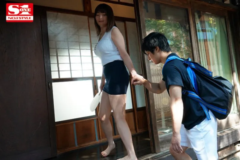 Anh chàng dâm dục dương vật khi nhìn trộm em họ vụng trộm với chồng