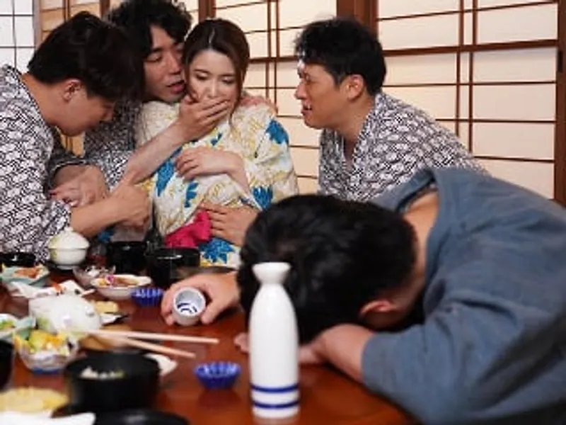 đưa người vợ đi suối nước nóng, chồng không biết vợ yêu bị người khác chịch sấp mặt