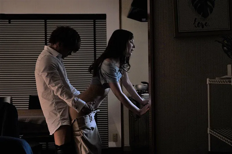 Sếp đi công tác, cậu nhân viên đến nhà làm tình vợ yêu ông ấy