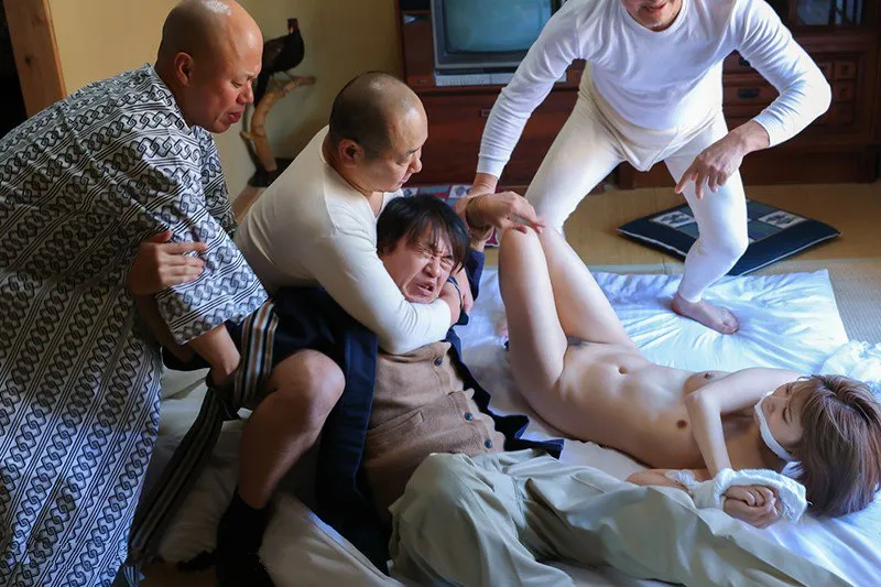 Chồng yêu nhìn cô vợ bị những tên tù vượt ngục cưỡng hiếp