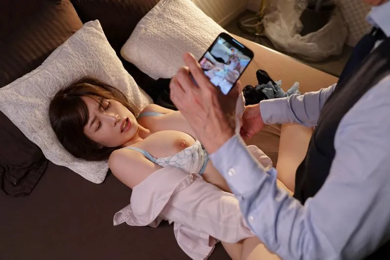 Tiền bối chuốc thuốc em thư ký bắt phang cả đêm khi đi làm ăn xa