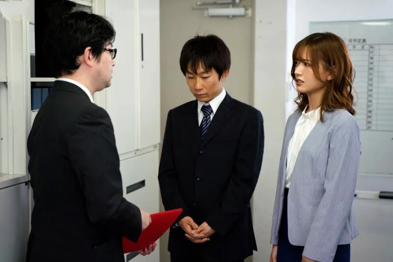 Nghi ngờ người vợ lén lút với thực tập sinh, gã chồng lắp camera và cái kết bất ngờ