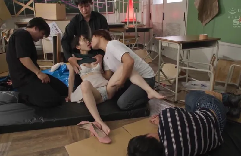 Giúp đỡ cậu người tình bị bắt nạt, học sinh nữ dính vào đám côn đồ biến thái