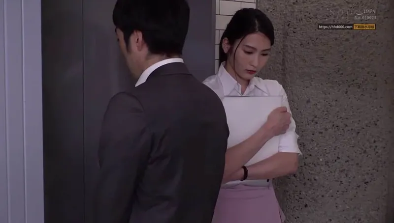 Em thư ký khốn khổ bị tiền bối bắt vào nhà trọ phục vụ đối tác