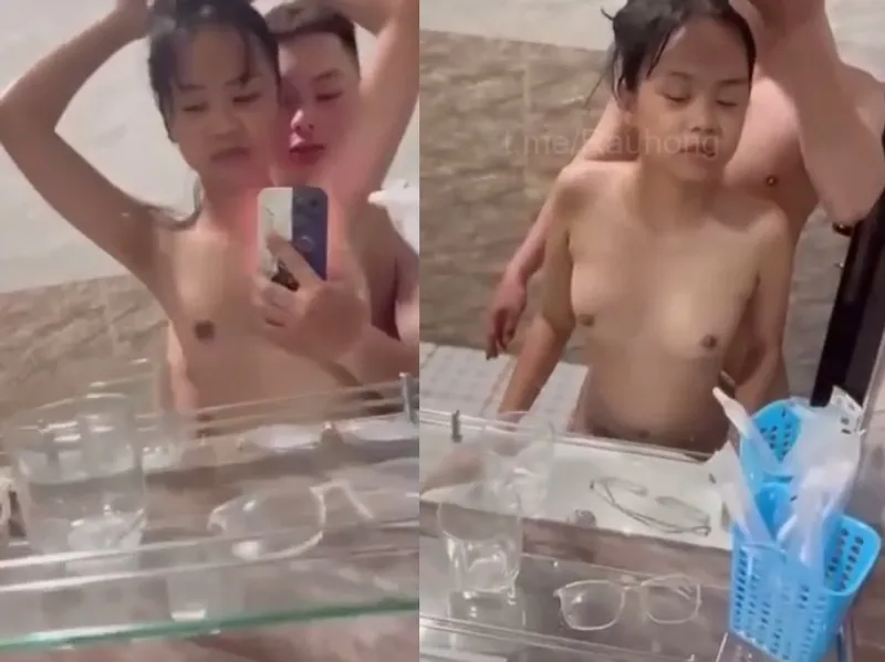 Dáng mảnh em cùng thằng bồ địt trước gương quay kỉ niệm